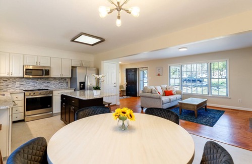 Northwest Raleigh House | Original Oak Tree Oasis: Private sunroom/deck/grill/firepit/yard (❤️ of Raleigh)