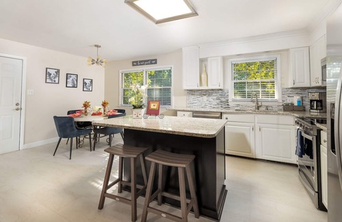 Northwest Raleigh House | Original Oak Tree Oasis: Private sunroom/deck/grill/firepit/yard (❤️ of Raleigh)