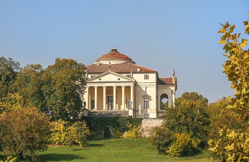Monselice Apartment | Original vacation apartment in the classrooms of an old renovated school.