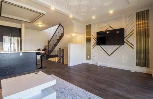 Orillia House | Orillia's Rooftop Retreat