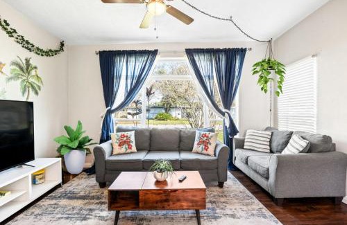 Englewood Park House | Orlando Airport Vacation Home Pet Friendly