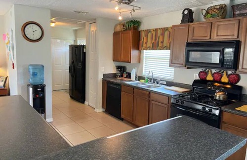 Sky Lake House | ORLANDO BUDGET FRIENDLY HOUSE/PRIVATE POOL/SLEEPS UP TO 12/CLOSE TO EVERYTHING