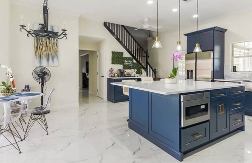 Oviedo House | Orlando Spacious Modern Retreat