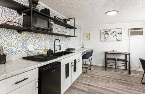 Pine Hills House | Orlando Studio Retreat King Bed + Pets OK