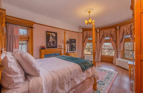 Pueblo House | Orman Mansion - Pueblo's Most Luxurious Stay