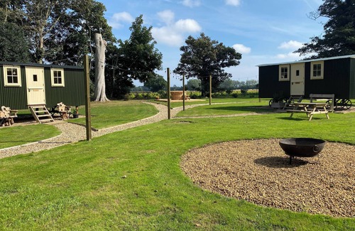 Great Yarmouth Ski Chalet | Ormesby Manor - Shepherd's hut Beekeeper