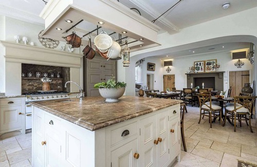 Great Yarmouth House | Ormesby Manor - 8 Beds - Sleeps 16 - Hot Tub