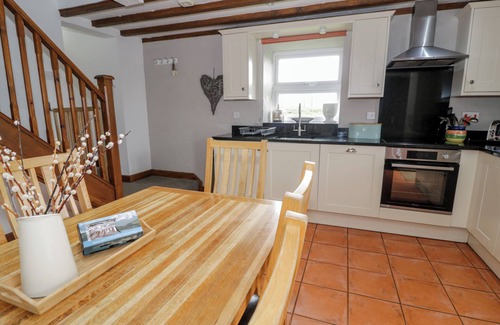 Gwynedd- Snowdonia Cottage | ORSEDD WEN COTTAGE, pet friendly, with open fire in Betws-Y-Coed