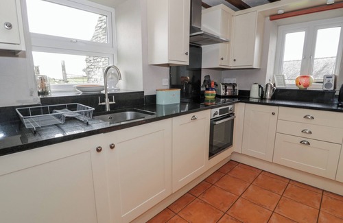 Gwynedd- Snowdonia Cottage | ORSEDD WEN COTTAGE, pet friendly, with open fire in Betws-Y-Coed