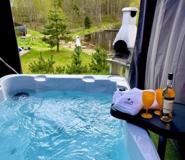 Podjazy House | Osada Skoczkowo komfortowe domki z jacuzzi nad jeziorem- sauna- balia- prywatny staw wędkarski