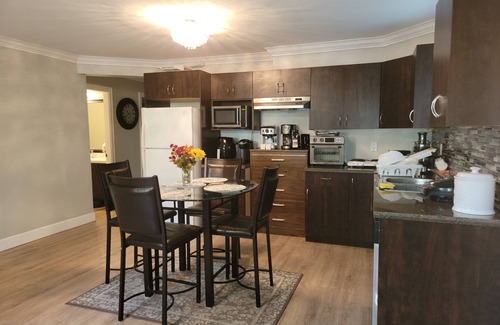 Abbotsford House | Oscar INN &2 bd Family Suite Separate Entr&Kitchen
