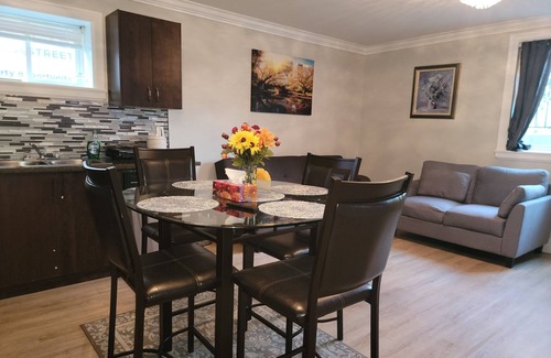 Abbotsford House | Oscar INN &2 bd Family Suite Separate Entr&Kitchen