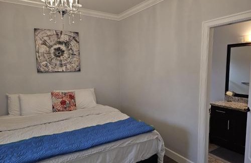 Abbotsford House | Oscar INN & 2bd Family Suite or Private Room