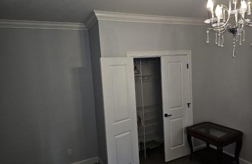 Abbotsford House | Oscar INN & 2bd Family Suite or Private Room