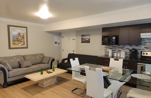 Abbotsford House | Oscar INN & 2BD Guest Suite