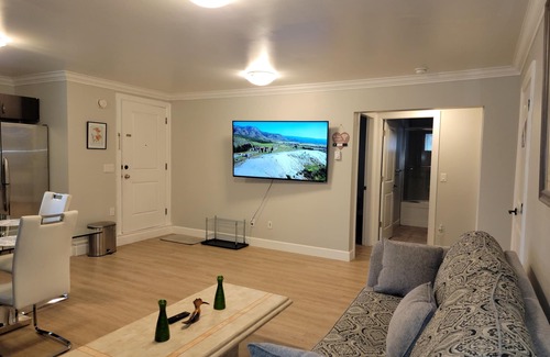 Abbotsford House | Oscar INN & 2BD Guest Suite