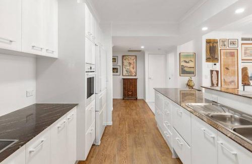 Main Beach Apartment | Oscar on Main resort Walk to beach and Tedder Ave