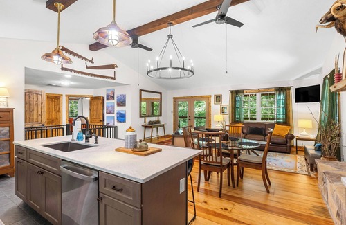 Wiley Cabin | Oscar's Hideout - Sweet Hidden Gem Close to Downtown Clayton
