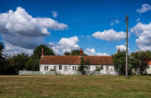 Maldon Apartment | Osea Island: Retro Retreat