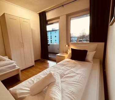 Ibbenbueren Apartment | Osnabrücker Strasse Wooon 10 Einzelbetten I 5-Zimmer I TV I Bad NEU I Premiumbettwäsche