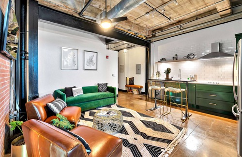 Brazos Condo | Oso Condo- Walk To The Silos
