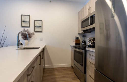 Golden Condo | OSO Summit Downtown Riverfront Condo