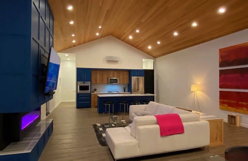 Port Orford House | Osprey House Hemlock Suite: Ocean & Lake Views