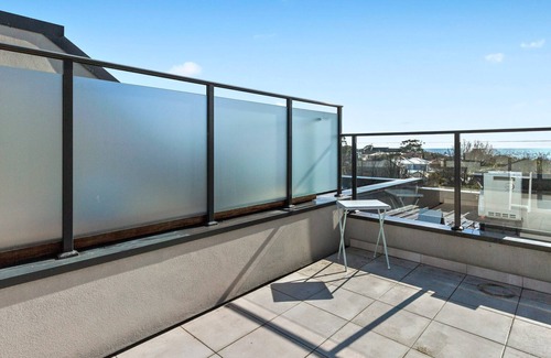 Mornington House | OSPREY - MORNINGTON. Walking distance to Mornington's cafe culture.