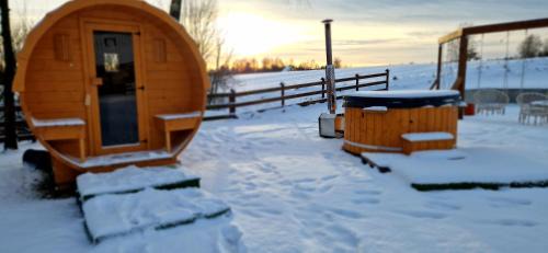 Sierakowice House | Ostoja Lemany - domki na Kaszubach, sauna, balia-jacuzzi, plac zabaw, tyrolka , dwa boiska, miejsce na ognisko, grill gazowy