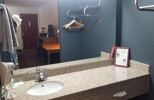 Stillwater Apartment | osu King Bed Hotel Room 112 Wi-Fi Booking