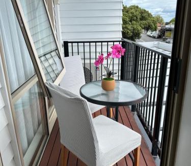 Otahuhu Apartment | Otahuhu shopping centre apartment 8A