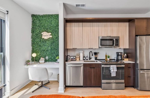 Pendleton Apartment | OTR | King Bed | Free On Site Parking | Gym | Pool