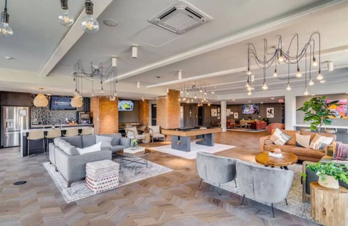 Pendleton Apartment | OTR | King Bed | Free On Site Parking | Gym | Pool