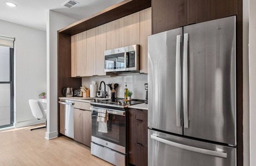Pendleton Apartment | OTR+King Bed+Free Parking+Gym+Pool+Penthouse