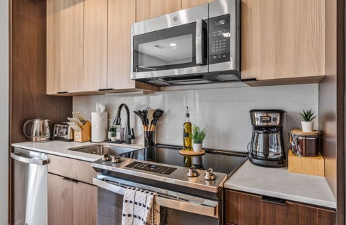 Pendleton Apartment | OTR+King Bed+Free Parking+Gym+Pool+Penthouse
