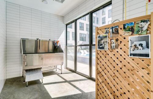 Pendleton Apartment | OTR King Bed Free Parking Gym Top Floor Club Room