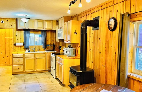 Gaylord House | "Otsego Lake Retreat" Charming 3-bedroom house with WiFi and AC in Gaylord