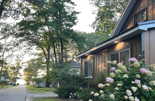 Gaylord House | "Otsego Lake Retreat" Charming 3-bedroom house with WiFi and AC in Gaylord