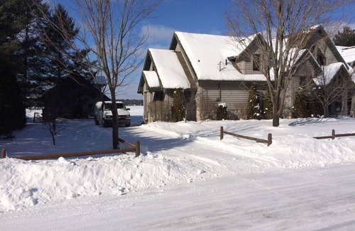 Gaylord House | Otsego Lakefront/Family/Groups/Color Change/Golf Outings/Snowmobile!