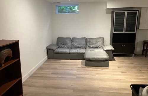 Alta Vista House | Ottawa apt beside park & close to Bank St. Great for couples with kids/pets