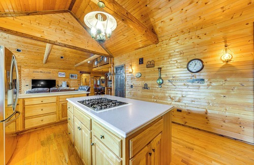 Ottawa Cabin | Ottawa Cabin: Hot Tub, Wraparound Deck, Games