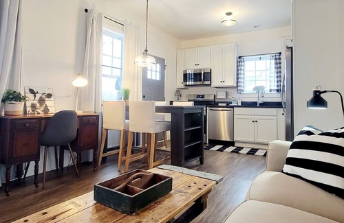Ottawa House | Ottawa Farm House | 1 Bed, 1 Bath