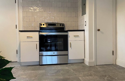 Toledo Condo | Ottawa Hills Hillandale House Cozy Condo in the charming village w/WiFi, AC