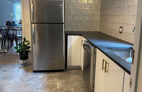 Toledo Condo | Ottawa Hills Hillandale House Cozy Condo in the charming village w/WiFi, AC