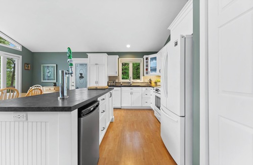 L'Isle-aux-Allumettes Cottage | Ottawa River Waterfront Beach House