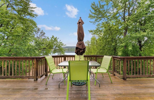 L'Isle-aux-Allumettes Cottage | Ottawa River Waterfront Beach House