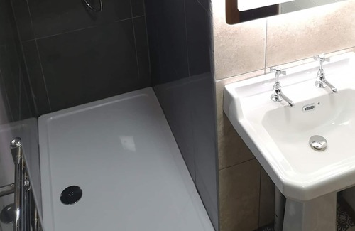 Warminster Ski Chalet | Otter 4 Hot Tub - HuntersMoon-Warminster-Bath-Salisbury