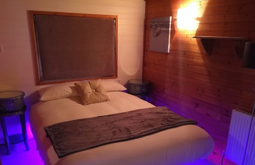 Warminster Ski Chalet | Otter 4 Hot Tub - HuntersMoon-Warminster-Bath-Salisbury