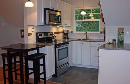 Langley Apartment | Otter Lane Country Carriage House - Group Bachelor Suite