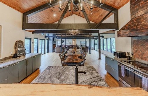 Newfoundland House | Otter Lodge - Private Pond!
